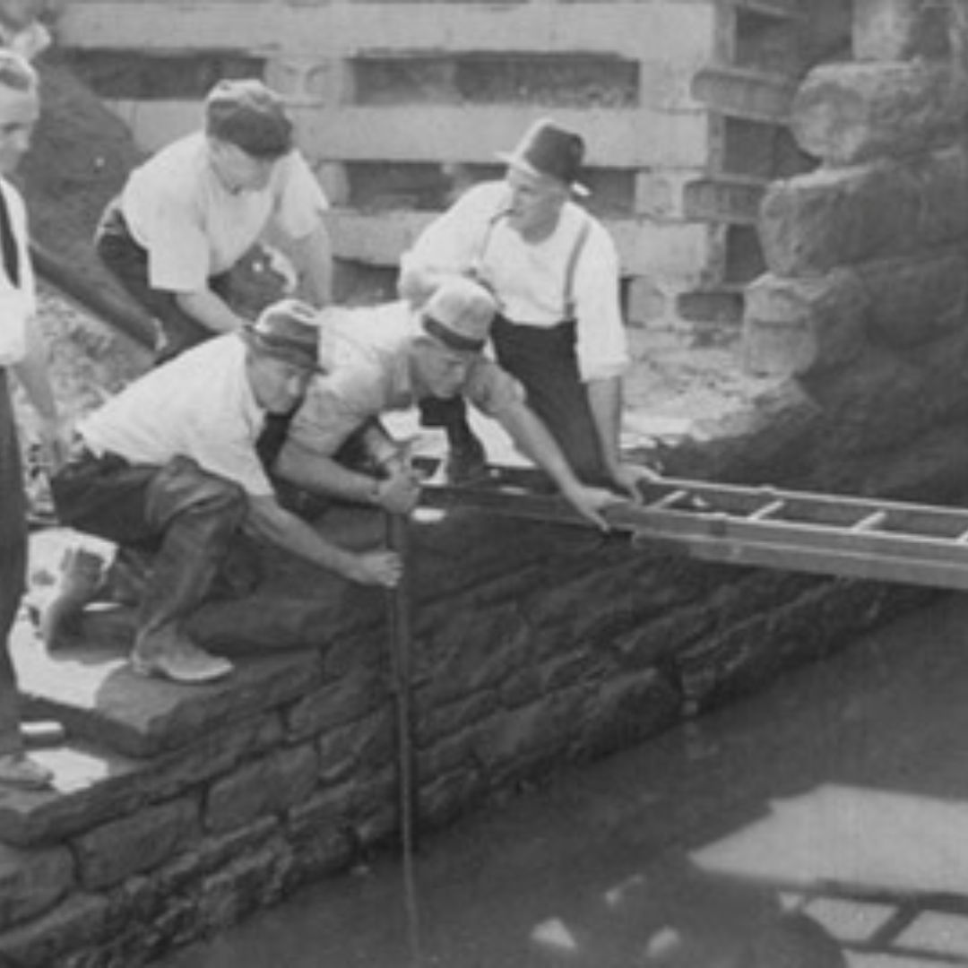 men looking into a river at Kingsbury run in Cleveland 1930s